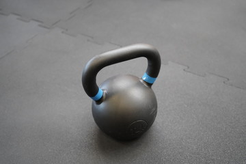 Fototapeta na wymiar kateball dzwonki do ćwiczeń fitness