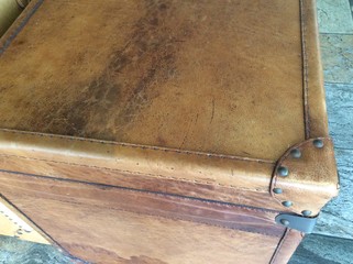 vieille valise de voyage en cuir