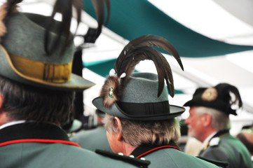 Schützenfest feiern, drei Schützen im Festzelt auf der Schützenfestveranstaltung.