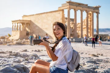 Rideaux velours Athènes Une touriste séduisante avec un appareil photo à la main visite l& 39 Acropole d& 39 Athènes lors de son voyage en ville, en Grèce
