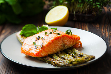 Backed salmon and green asparagus with lemon