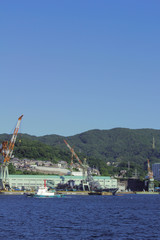 造船所と海のある風景