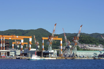 造船所と海のある風景