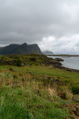 Norwegen K&uuml;ste und Berge auf den Lofoten