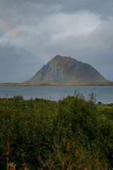 Küste mit Bergen und Regenbogen auf den Lofoten Norwegen 
