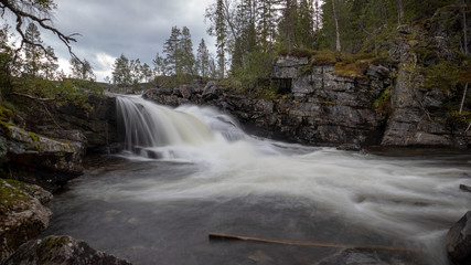 Wasserfall Langzeitbelichtung Herbst in Norwegen 
