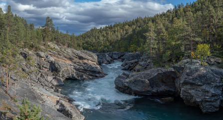 Naklejka na ściany i meble Felsen mit blauem Wasser Ridderspranget Norwegen im Sommer Herbst