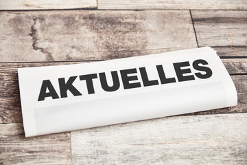 Zeitung mit Aktuelles Schlagzeile