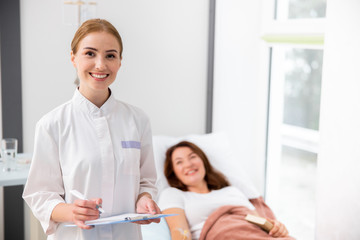 Obraz na płótnie Canvas Doctor on a casual checkup round to woman