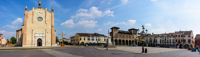 Fototapeta na wymiar Main Square in Montagnana