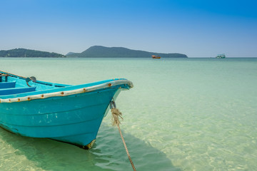Obraz premium Lonely boat anchored in the sea