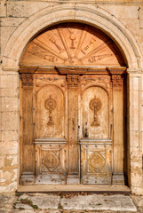 Porte de l'église de Simiane-la-Rotonde, France