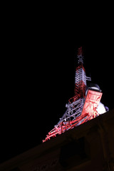 長崎の稲佐山のライトアップされた電波塔