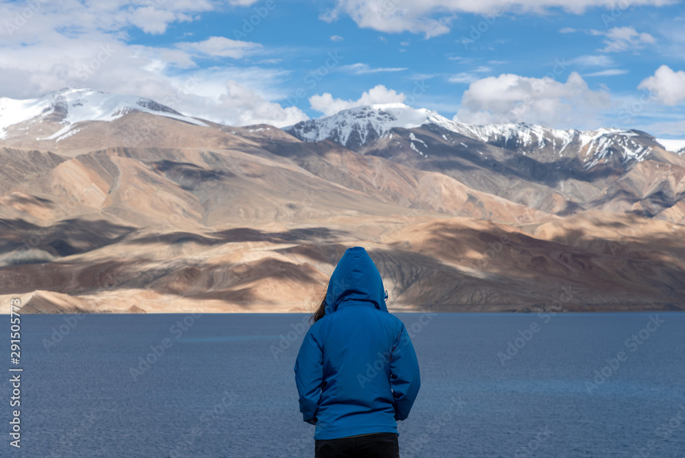 Sticker landscape view of tourist woman enjoy with beautiful of tso-moriri lake in leh ladakh, india