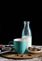 The process of making cupcakes, coating a cream from a pastry bag in the hands of a pastry chef.
