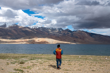 Fototapeta premium Landscape view of tourist man enjoy with beautiful of Tso-moriri lake in Leh Ladakh, India
