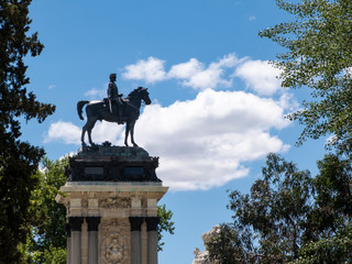 monument in a park in madrid