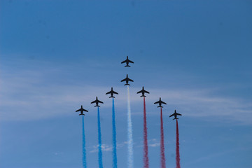 Patrouille de france dans le ciel bleu formation militaire 