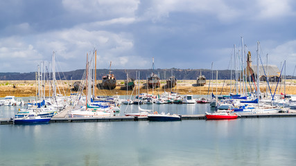 Obraz premium Camaret-sur-Mer in Brittany, the harbor, and the boats cemetery in background