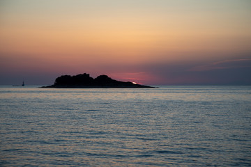 Naklejka na ściany i meble Sonnenuntergang auf offenem Meer mit Insel in Kroatien