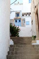 Fototapeta na wymiar White wall and blue door in Greece