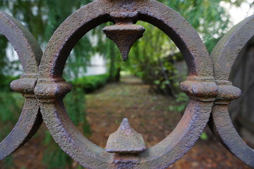 Gartenzaunmuster, brauner Metallzaun in Wien