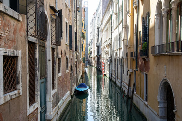 Kleiner Kanal in Venedig mit Häusern und Boot