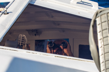 Kapit&auml;n auf See h&auml;lt ausschau