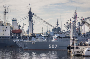 Fototapeta premium Kronstadt / Russia - 14/07/2018 Ships: stand in the harbor in the city