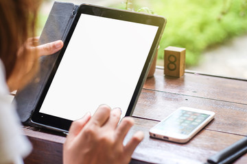 Hand of women use tablet computer while sitting in coffee shop