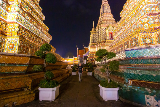Wat Po, The Temple of reclining buddha, at night