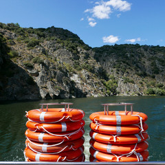 Bouées de sauvetage à l'arrière d'un bateau
