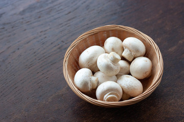 竹のかごに入った白いマッシュルーム