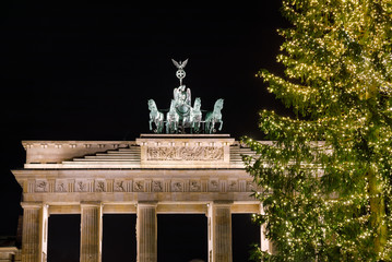 Obraz premium Brandenburg Gate and Christmas Tree at night Pariser Platz Mitte Berlin Germany