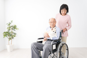 介護をする高齢の夫婦