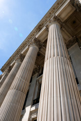 Obraz premium seen from below front entrance of columns to old building