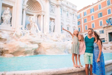 Papier peint photo autocollant rond Rome Happy family near Fontana di Trevi with city map
