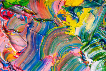 Différentes couleurs vives de peintures à l& 39 huile sont mélangées sur un gros plan de palette.