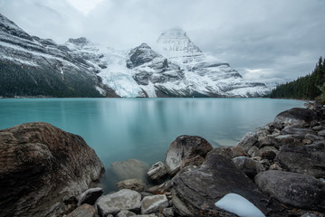 Hiking he berg lake trial in fall with fresh snow