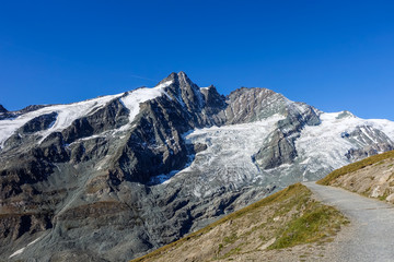 Fototapeta na wymiar Mountains in the alps