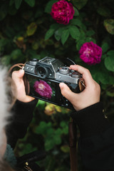 Kind fotografiert eine Blume