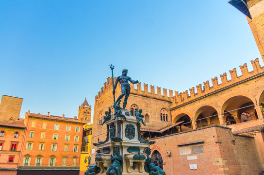 Neptune Fountain Fontana del Nettuno and Palazzo Re Enzo palace building on Piazza del Nettuno Neptune square in old historical city center of Bologna, Emilia-Romagna, Italy
