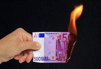 Billet euros br&ucirc;l&eacute; en feu avec flammes argent g&acirc;ch&eacute;