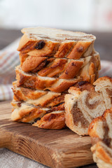 Hausgemachter Hefezopf mit Nuss