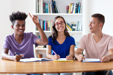 Afrikanischer Student meldet sich im Sprachkurs