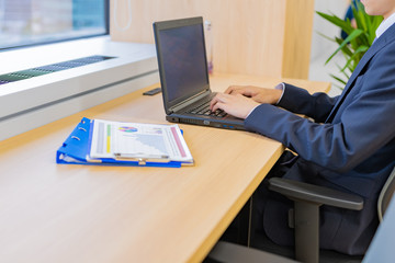 ビジネスシーン　パソコン操作　横向き