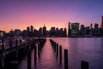 Obraz premium Long Island City Gantry sign and Manhattan midtwon skyline in front of east river
