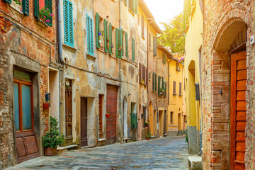 Mooi steegje in Toscane, oude stad, Italië