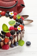 Cheesecake with berries and chocolate