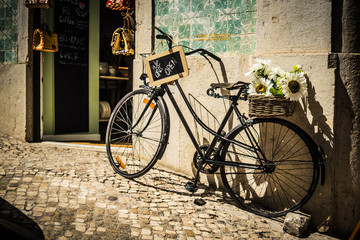 Fototapeta na wymiar Lissabon - ein Fahrrad lehnt an einer Mauer